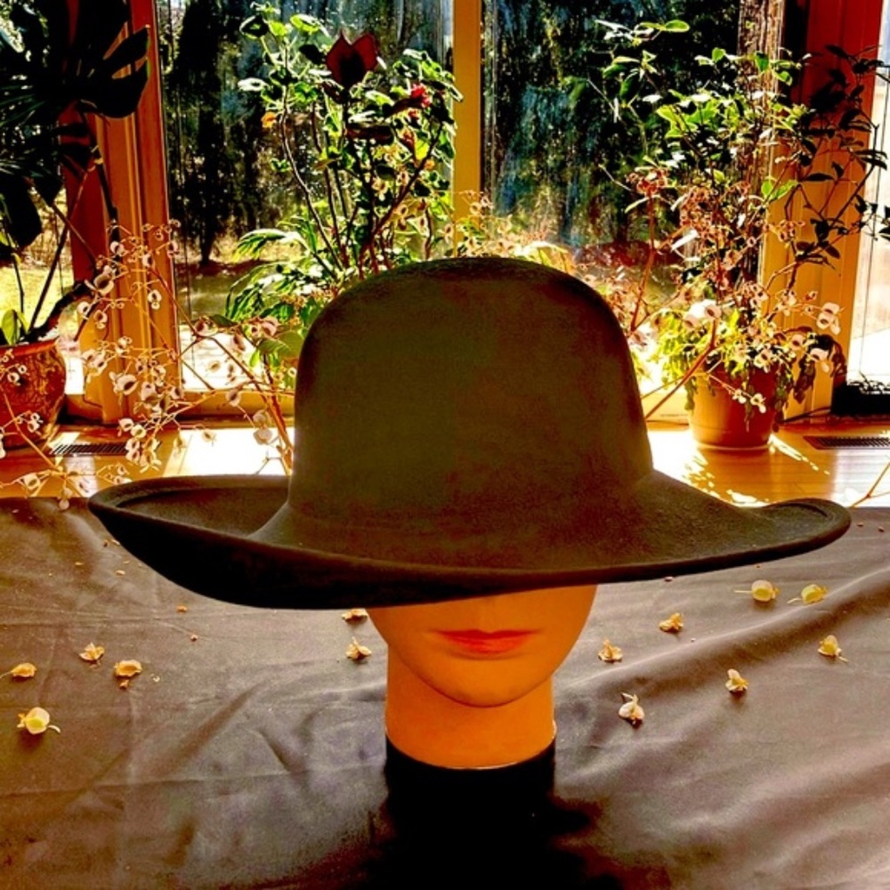 Chic Black Wool Felt Wide-Brim Hat